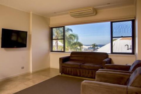 Lake Edge Resort - Grafton Accommodation 6
