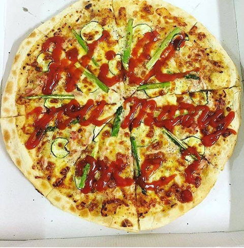 Pizza Vs Burger - Grafton Accommodation 0