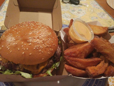 Zigzag Burgers N' Salads - Grafton Accommodation 0