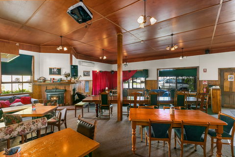 Archies Couch - Grafton Accommodation 1