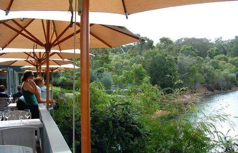 Flutes Restaurant - Grafton Accommodation 6