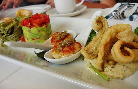 Flutes Restaurant - Grafton Accommodation 7