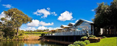 Flutes Restaurant - Grafton Accommodation 8