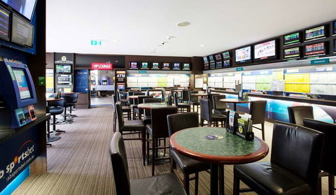 Nightcap at High Flyer Hotel - Grafton Accommodation 5