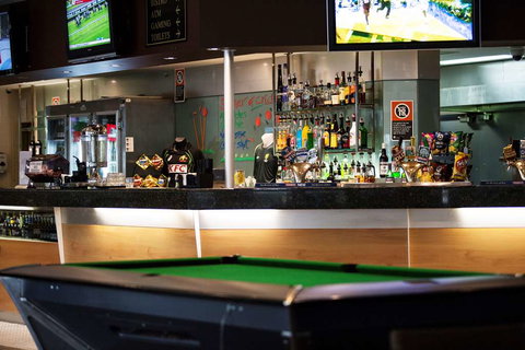 Nightcap at High Flyer Hotel - Grafton Accommodation 9