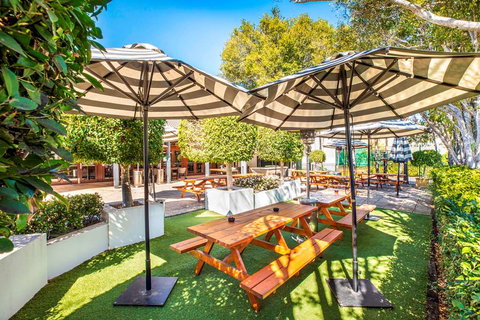 Nightcap at High Flyer Hotel - Grafton Accommodation 10