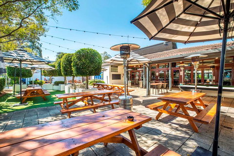 Nightcap at High Flyer Hotel - Grafton Accommodation 12