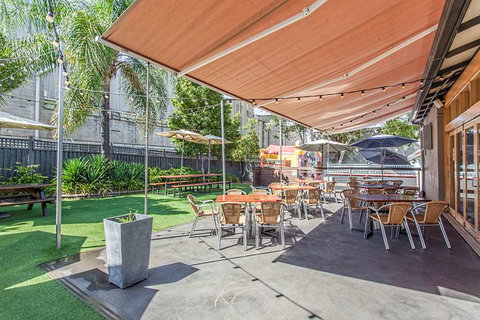 Nightcap at High Flyer Hotel - Grafton Accommodation 0