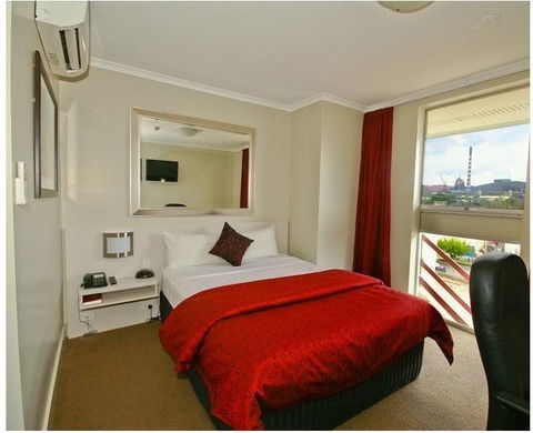 Isa Hotel - Grafton Accommodation 4
