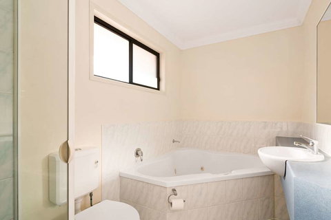 Econo Lodge Waterford - Grafton Accommodation 11