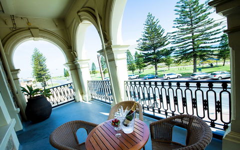 Largs Pier Hotel - Grafton Accommodation 2
