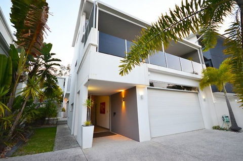 Alex Beach House - Grafton Accommodation 0