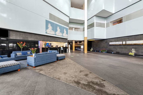 Shangri-La Hotel, The Marina - Grafton Accommodation 2