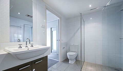 Spacious 1BR Stylish New Acton Apartment +Parking - Grafton Accommodation 3