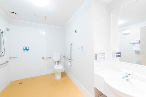 The Woden Hotel - Grafton Accommodation 6