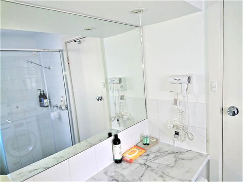 Hi 5 Glenelg Studio Apartment - Grafton Accommodation 6