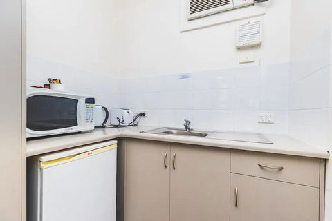 Hi 5 Glenelg Studio Apartment - Grafton Accommodation 7