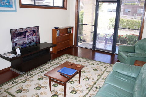 Serenity On Narrabeen Beach - 1Bdr Beachside Retreat - Grafton Accommodation 7