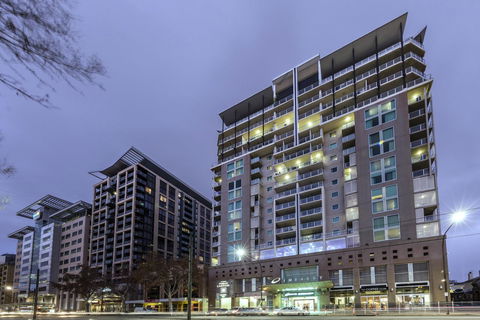 Oaks Adelaide Embassy Suites - Grafton Accommodation 0
