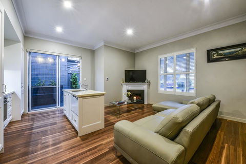 Aloha Central Luxury Apartments - Grafton Accommodation 3