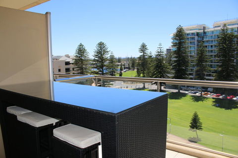 Beachside Luxury Getaway In Glenelg - Grafton Accommodation 15