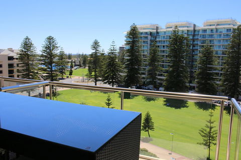 Beachside Luxury Getaway In Glenelg - Grafton Accommodation 14