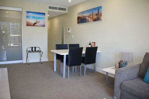 Beachside Luxury Getaway In Glenelg - Grafton Accommodation 5