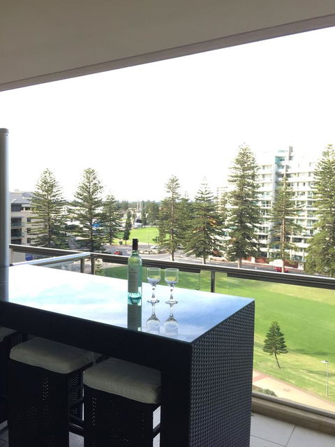 Beachside Luxury Getaway In Glenelg - Grafton Accommodation 0