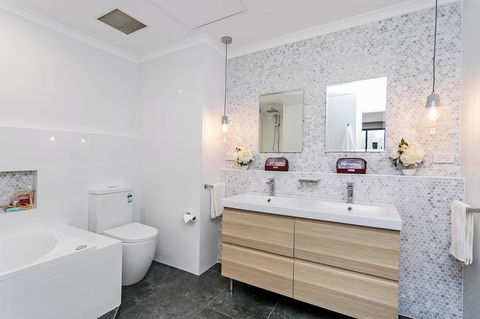 Heart Of Glenelg BnB - Grafton Accommodation 3