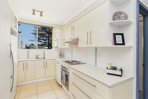 The Dolphins Beachfront Apartments - Grafton Accommodation 12