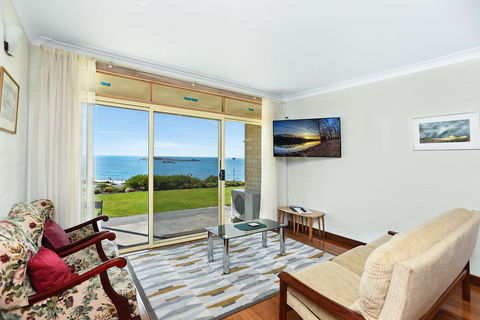 The Dolphins Beachfront Apartments - Grafton Accommodation 7