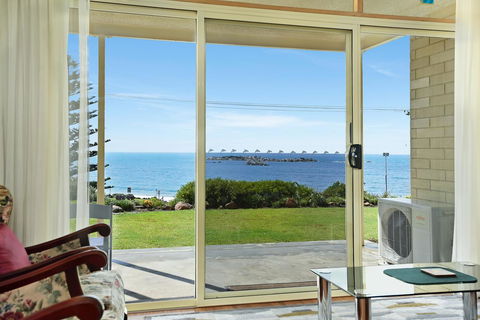 The Dolphins Beachfront Apartments - Grafton Accommodation 6