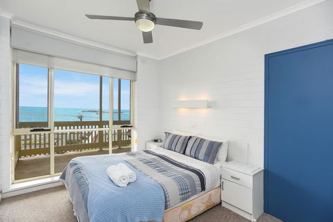 The Dolphins Beachfront Apartments - Grafton Accommodation 14