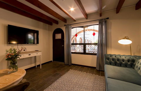 The Manor Basket Range - Grafton Accommodation 7