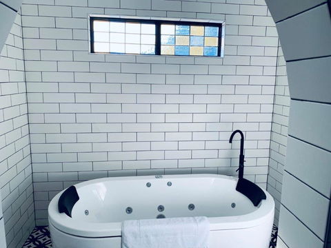 The Manor Basket Range - Grafton Accommodation 11