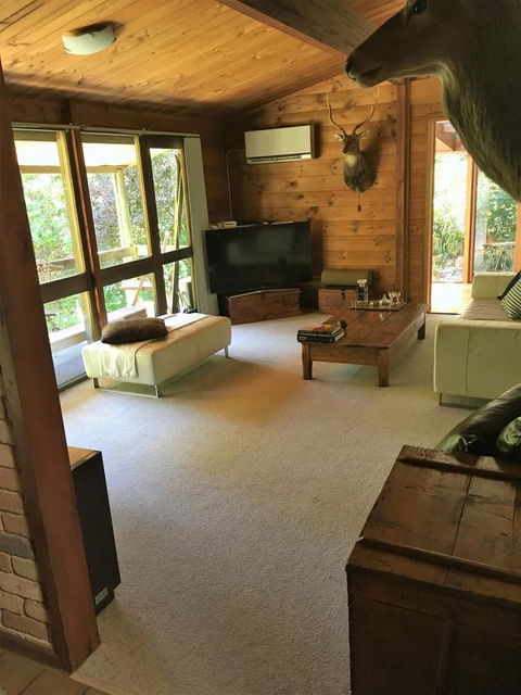 Hilltop - Grafton Accommodation 3