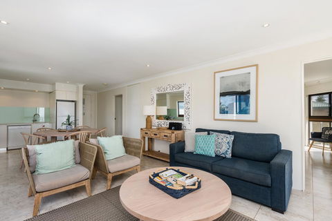 Bayview Beachfront Apartments, In Town Right On The Beach - Grafton Accommodation 32