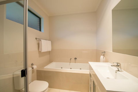 Clare Country Club - Grafton Accommodation 16