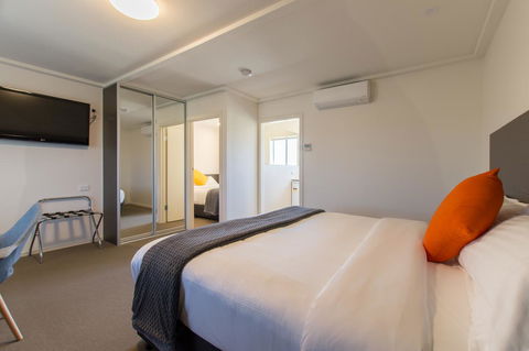 Mick O\'Sheas - Grafton Accommodation 14