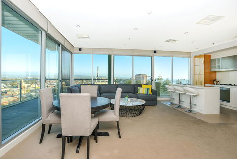 Glenelg Skyline Penthouse - Grafton Accommodation 7
