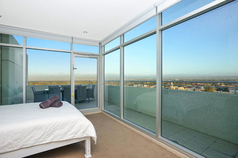 Glenelg Skyline Penthouse - Grafton Accommodation 13