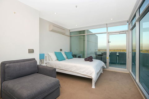 Glenelg Skyline Penthouse - Grafton Accommodation 36