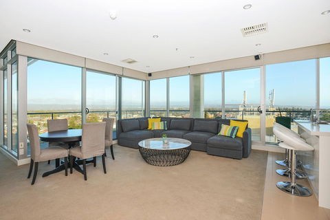 Glenelg Skyline Penthouse - Grafton Accommodation 8