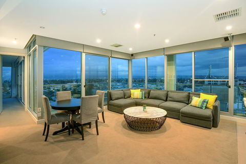 Glenelg Skyline Penthouse - Grafton Accommodation 4