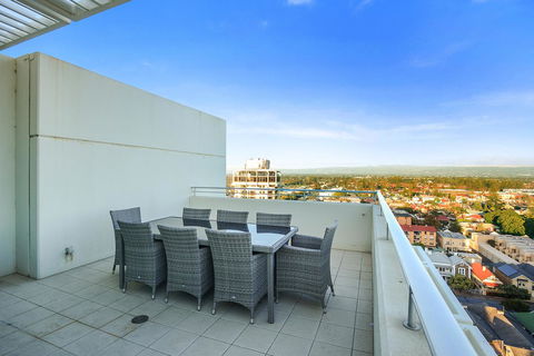 Glenelg Skyline Penthouse - Grafton Accommodation 6