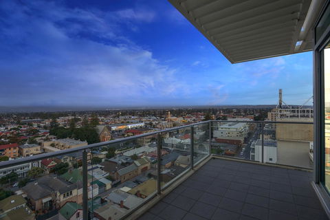 Glenelg Skyline Penthouse - Grafton Accommodation 28