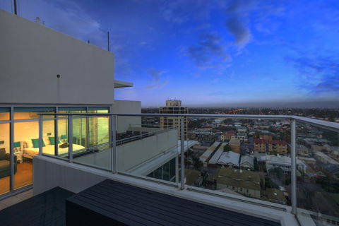 Glenelg Skyline Penthouse - Grafton Accommodation 10