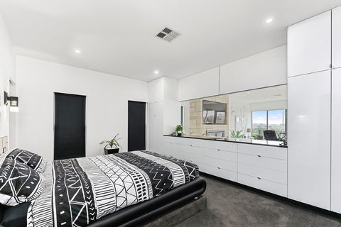 KENNEDY EXECUTIVE TOWNHOUSE - Grafton Accommodation 11