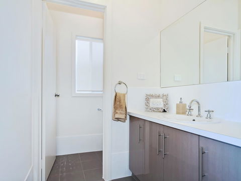 Seas The Day - Grafton Accommodation 10
