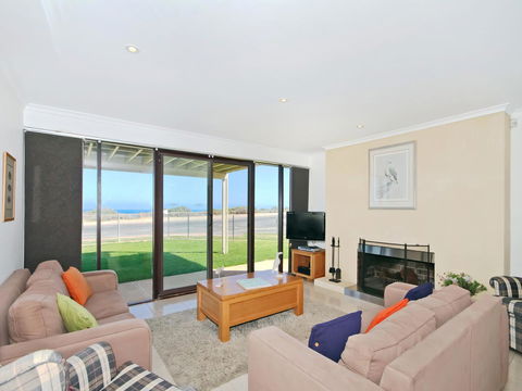 Pearl By The Sea - Grafton Accommodation 4